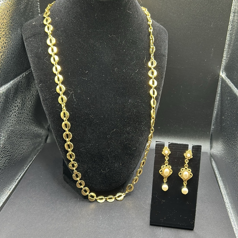 Vintage jewelry box with jewelry selection. Earring, necklaces, ring, etc. - Picture 7 of 16